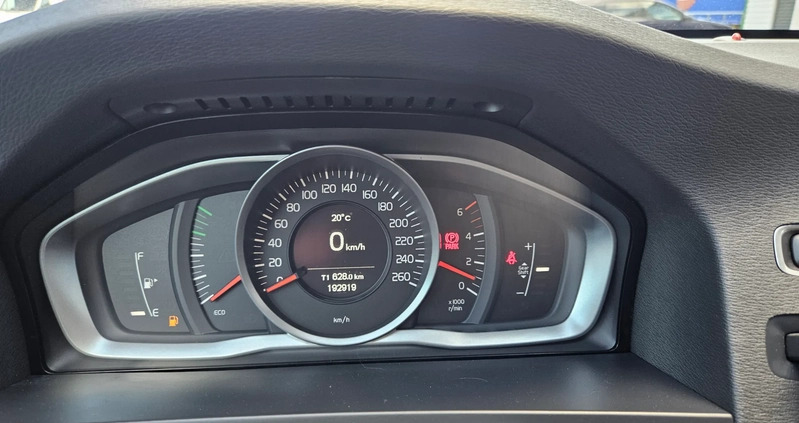 Volvo V60 cena 56000 przebieg: 192000, rok produkcji 2017 z Garwolin małe 326